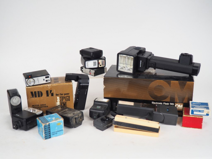 Lot important d'accessoires d'appareils photos comprenant : pieds, fla