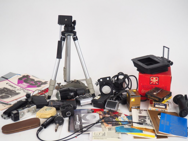 Lot important d'accessoires d'appareils photos comprenant : pieds, fla