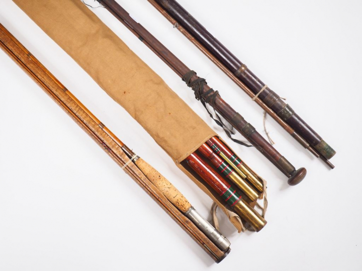 Lot de quatre cannes à pêche :  - Canne anglaise en bois  (à restaurer