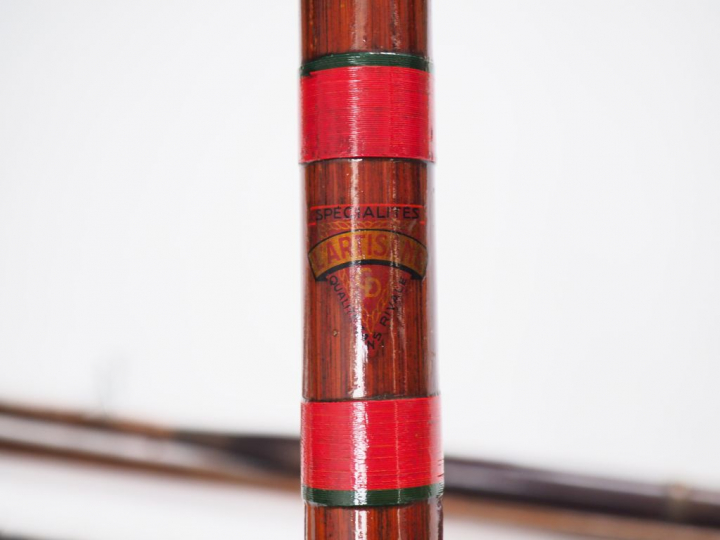 Lot de quatre cannes à pêche :  - Canne anglaise en bois  (à restaurer