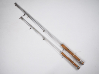 Vente aux enchères Lot de deux cannes à pêche : - Canne à lancer en aluminium hexagonale 