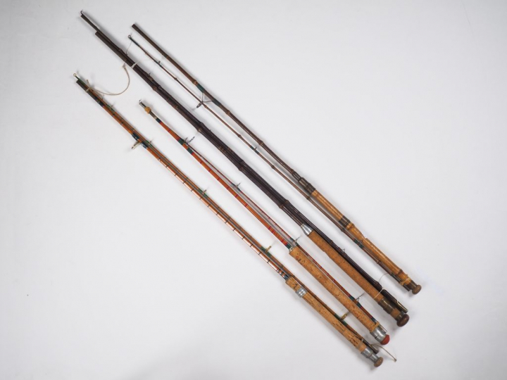 Lot de quatre cannes à pêche :  - Canne à lancer en bambou refendu - C