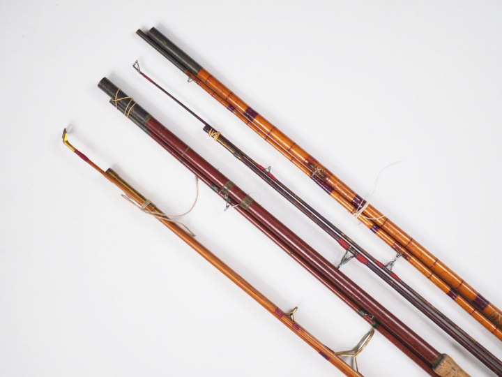 Lot de quatre cannes à pêche :  - Canne au coup en roseau, scion bambo