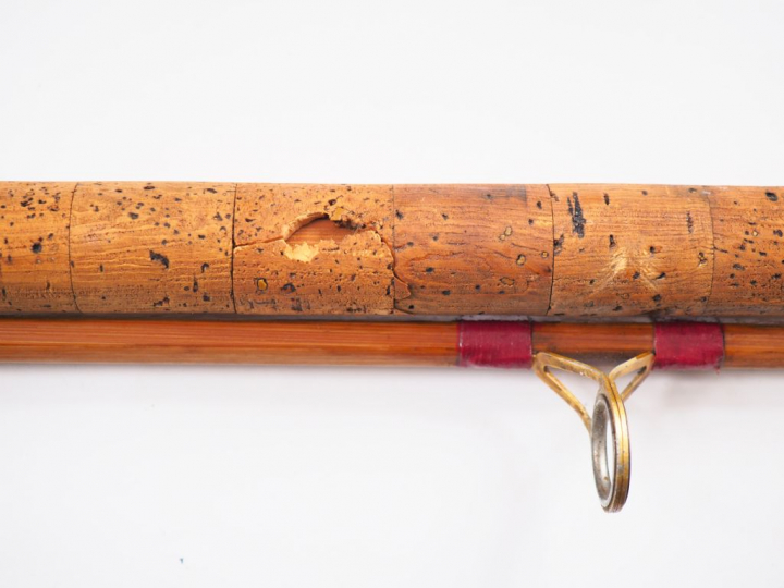 Lot de quatre cannes à pêche :  - Canne au coup en roseau, scion bambo