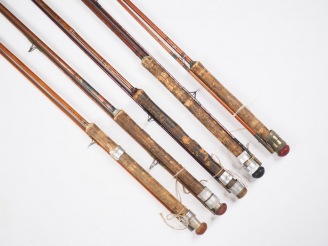 Vente aux enchères Lot de cinq cannes à pêche :  - Canne à lancer (manque un anneau) - Ca