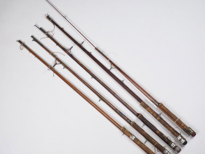 Lot de cinq cannes à pêche :  - Canne à lancer (manque un anneau) - Ca