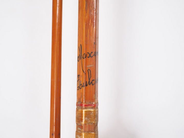 Lot de cinq cannes à pêche :  - Canne à lancer (manque un anneau) - Ca