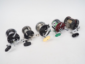 Vente aux enchères 5 moulinets de pêche : PENN LEVEL WIND n°9, PENN LONG BEACH 65, PENN N