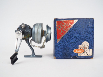 Vente aux enchères RU-MER SUPER. Moulinet de pêche dans sa boite