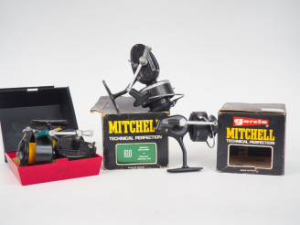 Vente aux enchères MITCHELL. REF. 204S, 810, 350. Lot de 3 moulinets dans leur boite