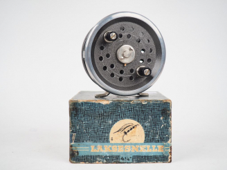 Vente aux enchères LAKSENELLE. Moulinet de pêche à la mouche dans sa boite