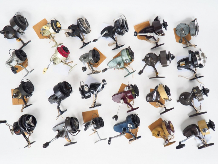 Lot de 24 moulinets dont :RU SPORT, ALCEDO, AZUR 10, BRETON, HERCULY, 