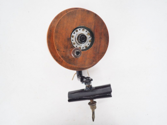 Vente aux enchères Moulinet de pêche en bois