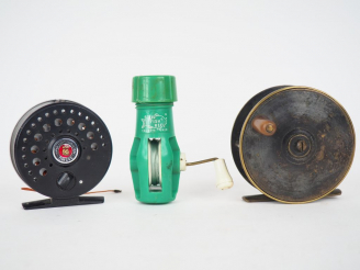 Vente aux enchères Lot  de trois moulinets : - un moulinet pour la pêche à la mouche en b