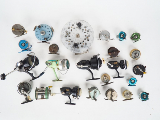 Vente aux enchères Lot de 23 moulinets de pêche