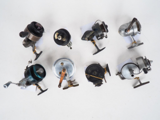 Vente aux enchères Lot de 8 moulinets de pêche dont PRATIC, SAP, ALLCOCK,