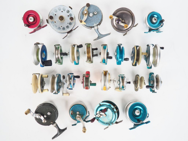 Lot de 25 moulinets de pêche dont : Peerless, Pratic et Super Lex