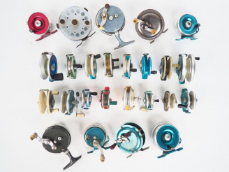 Vente aux enchères Lot de 25 moulinets de pêche dont : Peerless, Pratic et Super Lex
