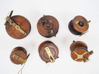 Vente aux enchères Lot de 6 moulinets de pêche en bois dont un signé ALLCOCK.