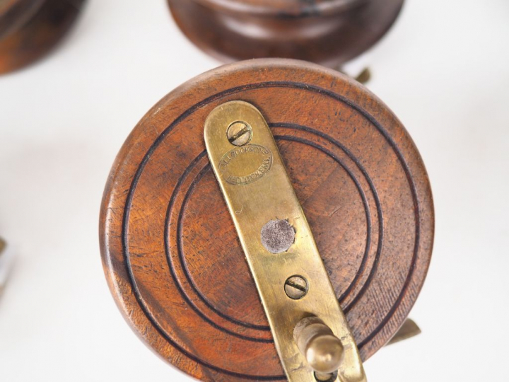 Lot de 6 moulinets de pêche en bois dont un signé ALLCOCK.