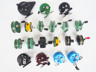 Vente aux enchères Lot de 19 moulinets de pêche au toc