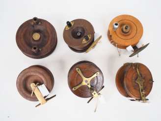 Vente aux enchères Lot de 6 moulinets de pêche en bois dont un signé LE FREDY.