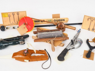 Vente aux enchères Lot d'accessoires divers comprenant : - 3 cannes avec moulinets - 1 tr