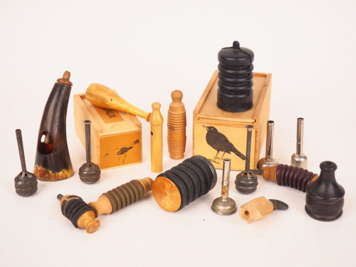 Lot de 17 appeaux en bois et liège