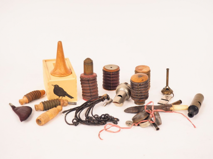 Lot de 17 appeaux en bois et liège