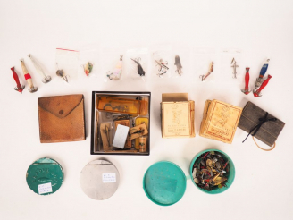 Vente aux enchères Lot d'accessoires divers comprenant : porte feuille anglais en cuir  b