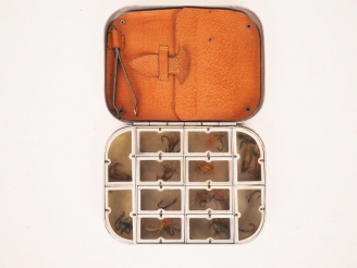 Vente aux enchères Boite à mouches et bas de ligne en cuir et mouches