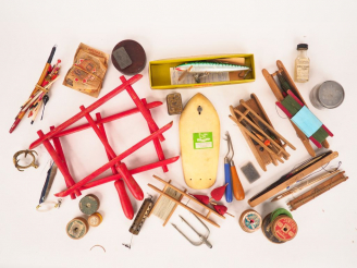 Vente aux enchères Lot comprenant : décroche hamecons, flotteur, plumes, gros leurre Rapa