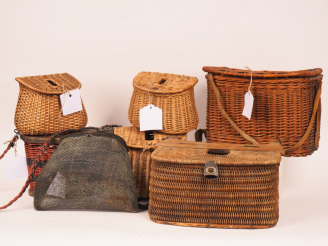 Vente aux enchères 7 paniers en osier, bois et métal