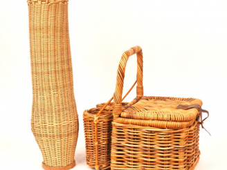 Vente aux enchères Lot comprenant : - un panier pique nique emplacement bouteille  - un p