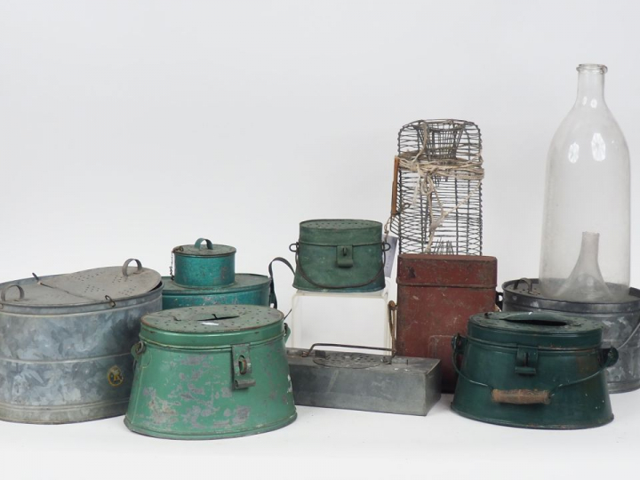 Lot de 5 seaux à vifs, 2 boîtes à vers, 1 nasse, 1 boite de rangement 