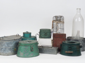 Vente aux enchères Lot de 5 seaux à vifs, 2 boîtes à vers, 1 nasse, 1 boite de rangement 