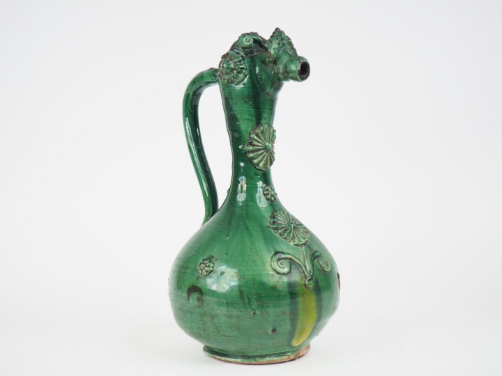 Verseuse "demoiselle" XIXème en terre vernissée. H. 40 cm (un éclat an