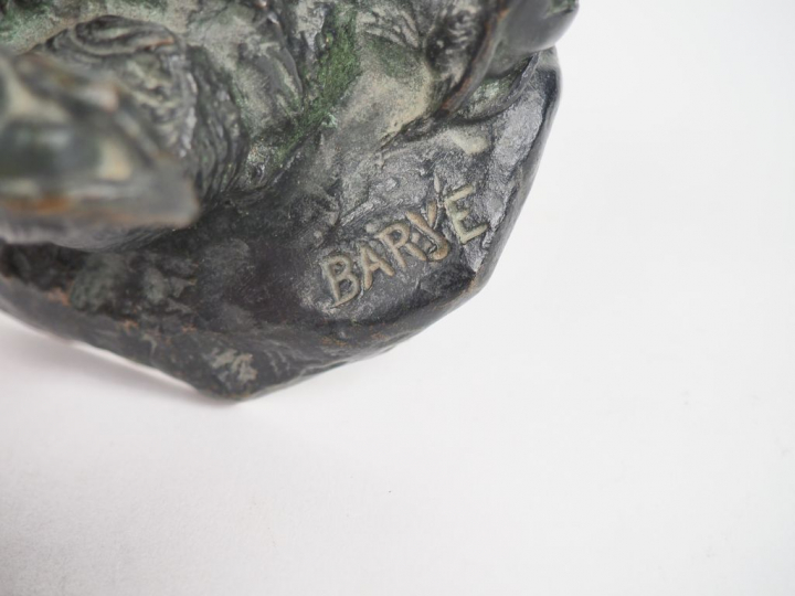 BARYE. "ours assis" n° 2 Sujet en bronze à patine brune Signé  Dim. 10