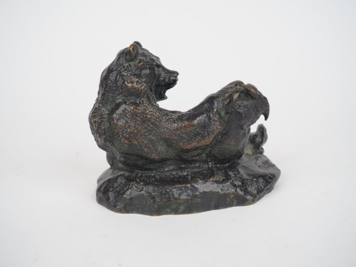 BARYE. "ours assis" n° 2 Sujet en bronze à patine brune Signé  Dim. 10