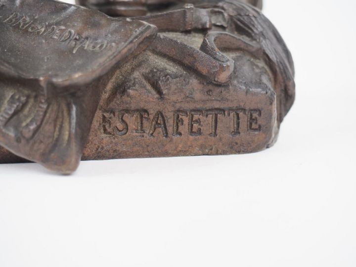 ESTAFETTE.  "Le brigadier de dragons" Sculpture en bronze à patine bru