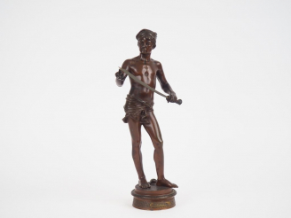 Vente aux enchères CAMBOS.  "David" Sculpture en bronze à patine médaille Signée H. 36 cm
