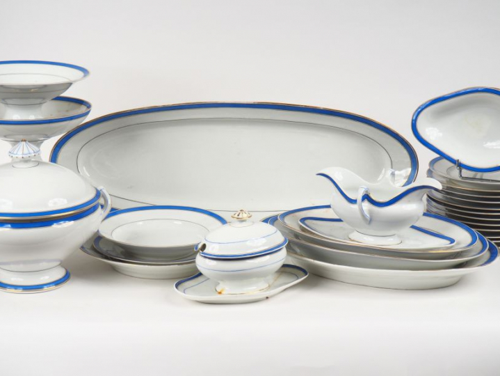 Service de table fin XIXème en porcelaine à décor de liserés bleu roi 