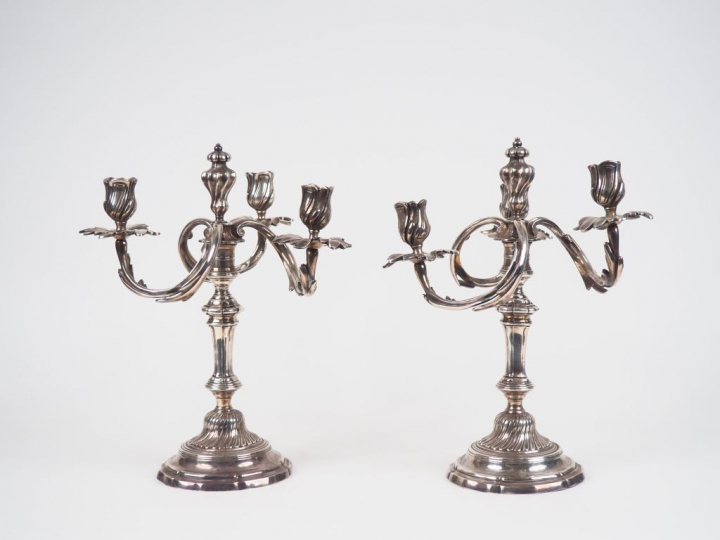 Paire de candélabres Louis XV en bronze argenté, à décor de feuillage 