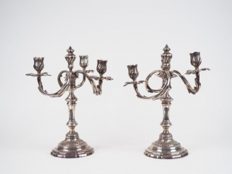 Vente aux enchères Paire de candélabres Louis XV en bronze argenté, à décor de feuillage 