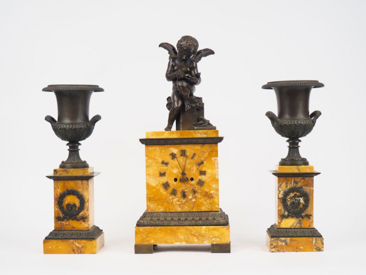 Garniture de cheminée Restauration en bronze et marbre jaune de Sienne