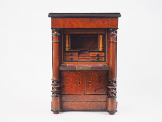 Vente aux enchères Travail de maitrise XIXème en forme de secrétaire Empire à abattant, d