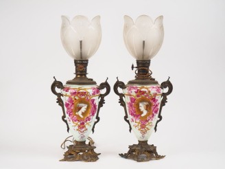 Vente aux enchères Paire de lampes à pétrole Napoléon III en porcelaine à décor polychrom