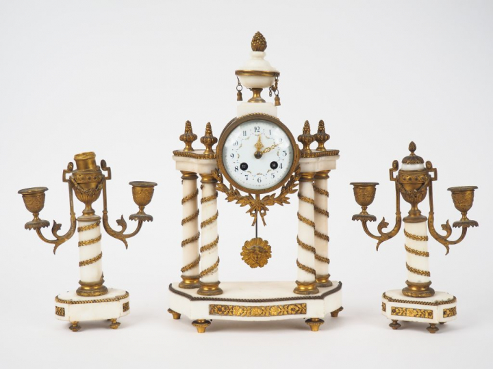 Garniture de cheminée Napoléon III de style Louis XVI en albâtre et br