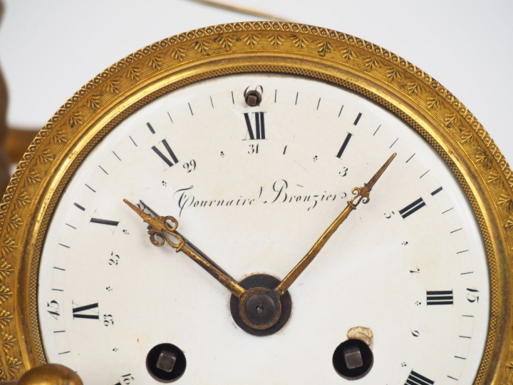 Pendule fin XVIIIème début XIXème en bronze doré à décor d'esclave jou