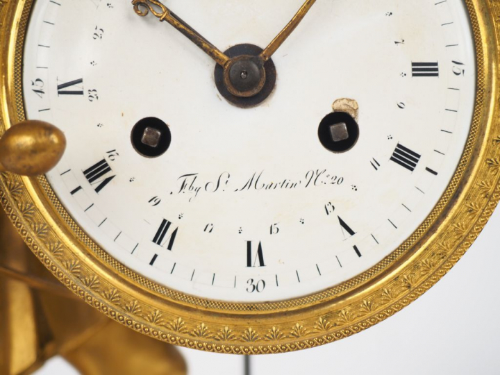 Pendule fin XVIIIème début XIXème en bronze doré à décor d'esclave jou